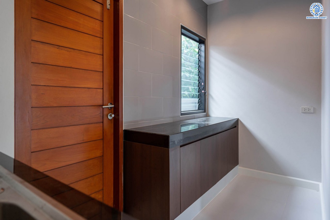 บ้านมือสองตกแต่งใหม่ ม.ซอย พหลโยธิน56 พหลโยธิน บ้านเดี่ยวหลังใหญ่ ภายในตกแต่งหรูหรา บนเนื้อที่เยอะถึง 98.60 ตร.ว. 3 ห้องนอน 3 ห้องน้ำ 2 ที่จอดรถ บรรยากาศเป็นส่วนตัว พร้อมมีสระน้ำในตัว บนพื้นที่กว่า 430 ตร.ม. บนทำเลที่ดี เชื่อมต่อถนน พหลโยธิน, ลำลูกกา, วิภาวดี-รังสิต เดินทางสะดวกใกล้รถไฟฟ้า สถานี "แยก คปอ, คูคต"